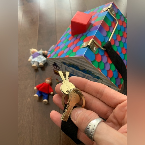 Melissa & Doug Wooden Doorbell House with characters - Picture 9 of 10